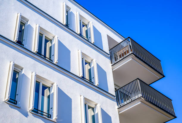 moderna facciata plattenbau in cemento - plattenbau homes architectural detail architecture and buildings foto e immagini stock