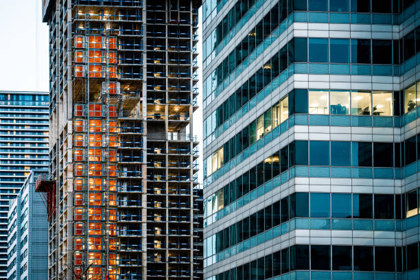 edificio moderno in costruzione a londra - steel construction site construction glass foto e immagini stock