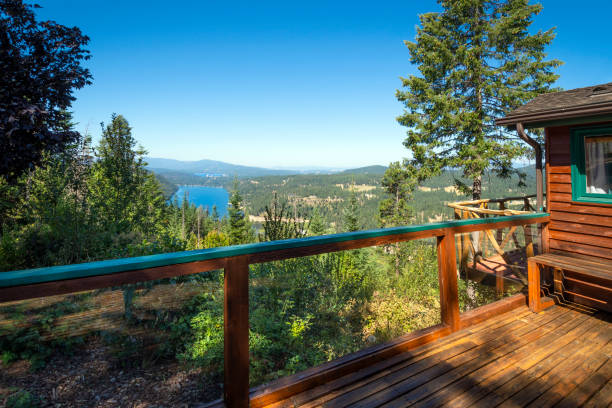 vue depuis une terrasse en bois ouverte dans une maison rurale rustique surplombant fernan et le lac coeur d’alene, dans l’arrière-pays nord-ouest des états-unis. - dalene photos et images de collection