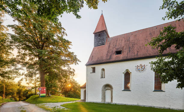 Church of St. Nicholas in Mittling, Neuötting, Altötting district, Upper Bavaria, Bavaria, Germany, Catholic church on the Sieben-Kirchen-Weg in the Inn-Salzach region. Beautiful cycling and walking route with 7 churches in a rural setting with beautiful nature. Deutsche translation: Church of St. Nicholas Mittling, Neuötting, district of Altötting, Upper Bavaria, Bavaria, Germany, Catholic church on seven-churches-way in the Inn-Salzach region. Beautiful cycling and walking route with 7 churches in rural surroundings with beautiful nature. iglesia de san nicolás en mittling, neuötting, distrito de altötting, alta baviera, baviera, alemania, región de inn-salzach, sieben-kirchen-weg / iglesia de san nicolás en mittling, neuötting, altötting, alta baviera, baviera, alemania, siete igles