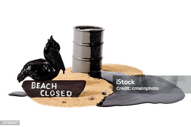 Olio Illustrato Pellicanobeach Closed - Fotografie stock e altre immagini di Chiazza di petrolio - Chiazza di petrolio, Liquido, Petrolio