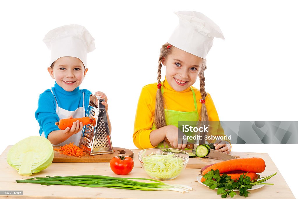 Due bambini fare Insalata - Foto stock royalty-free di Cucinare