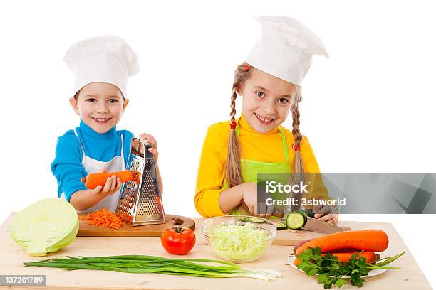 Due Bambini Fare Insalata - Fotografie stock e altre immagini di Cucinare - Cucinare, Cuoco, Allegro