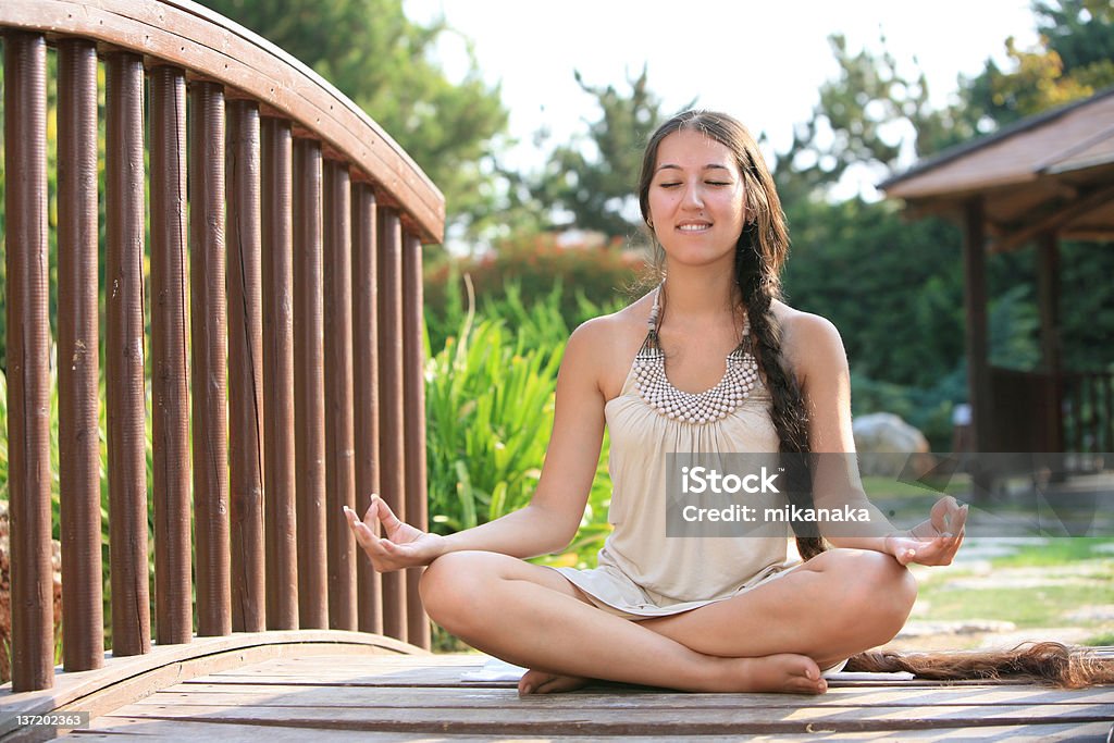 Mujeres haciendo yoga - Foto de stock de Actividades y técnicas de relajación libre de derechos