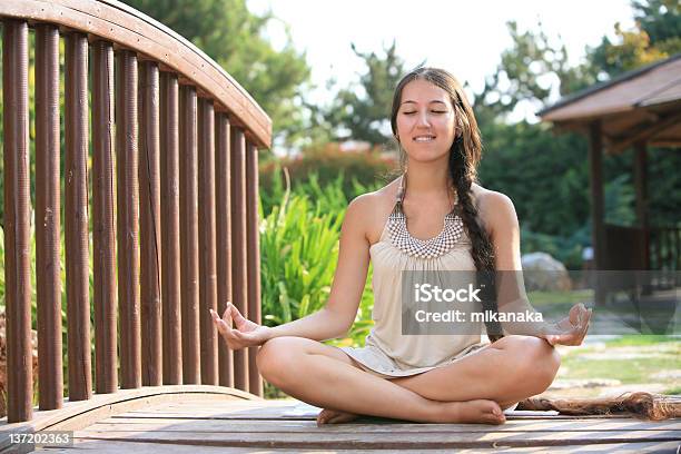 Mujeres Haciendo Yoga Foto de stock y más banco de imágenes de Actividades y técnicas de relajación - Actividades y técnicas de relajación, Adulto, Adulto joven