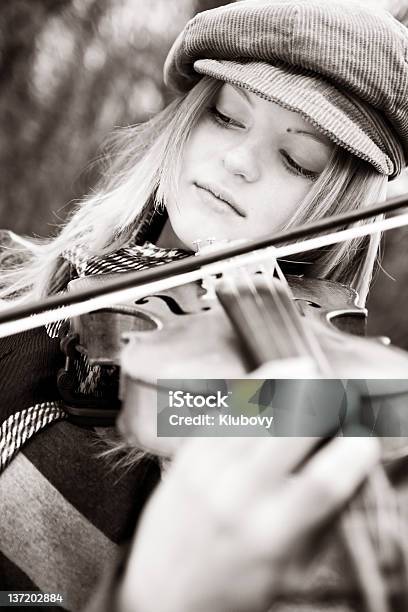 Hermoso Violinista Foto de stock y más banco de imágenes de 16-17 años - 16-17 años, 18-19 años, 20 a 29 años