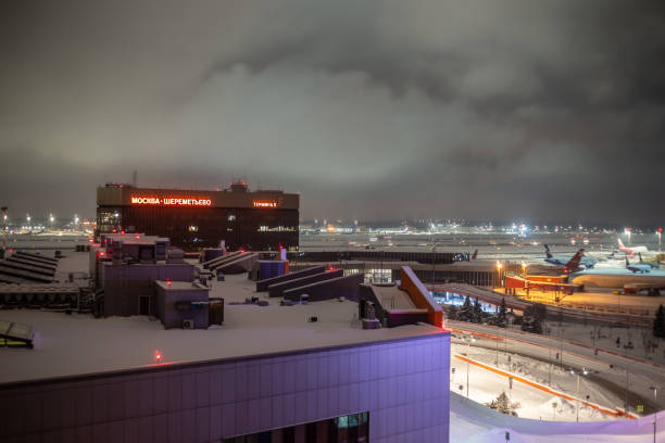 terminal f de l’aéroport sheremetyevo de moscou - sheremetyevo photos et images de collection