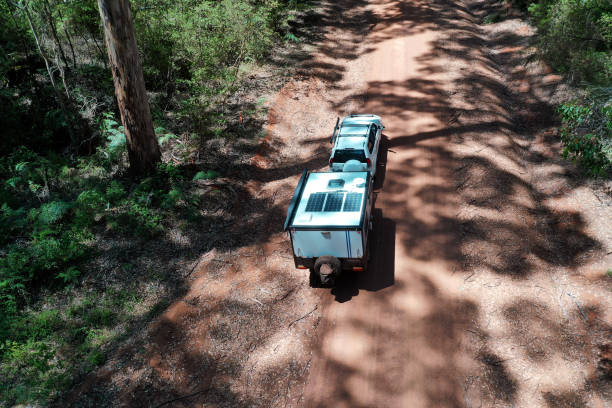 vista de paisagem aérea de veículo off road rebocando uma caravana - caravana atrelado - fotografias e filmes do acervo