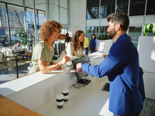 hotellobby mit mitarbeitern und gästen - business travel people traveling travel business stock-fotos und bilder