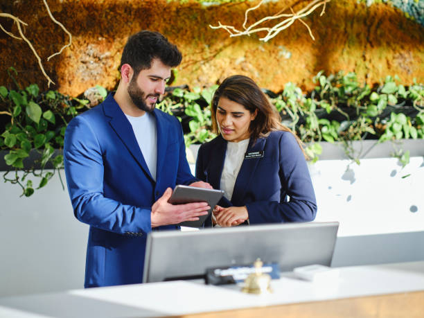 employé de l’hôtel - hotel receptionist photos et images de collection