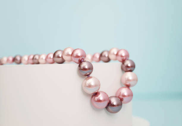 모던한 블루 소재의 화이트 주각에 핑크와 퍼플 펄 네크리스 - pearl ring jewelry white 뉴스 사진 이미지
