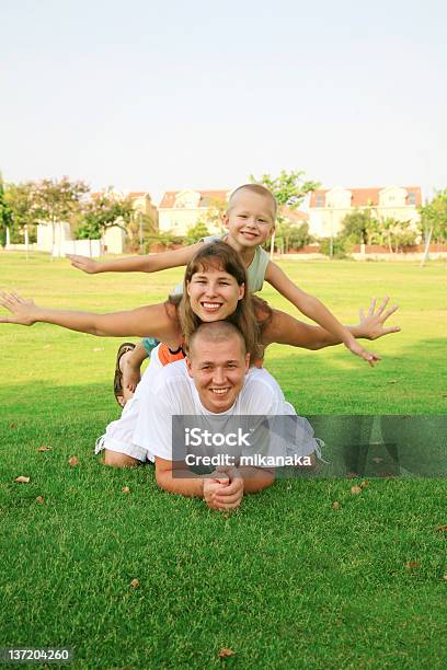 Piggy Back Ride - Fotografie stock e altre immagini di Adulto - Adulto, Allegro, Ambientazione esterna