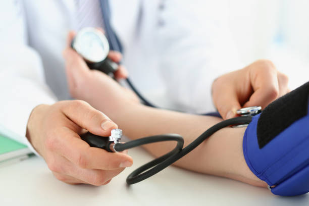의사는 병원에서 환자의 혈압을 확인, 고혈압의 위험, 질병을 방지 - 고혈압 뉴스 사진 이미지
