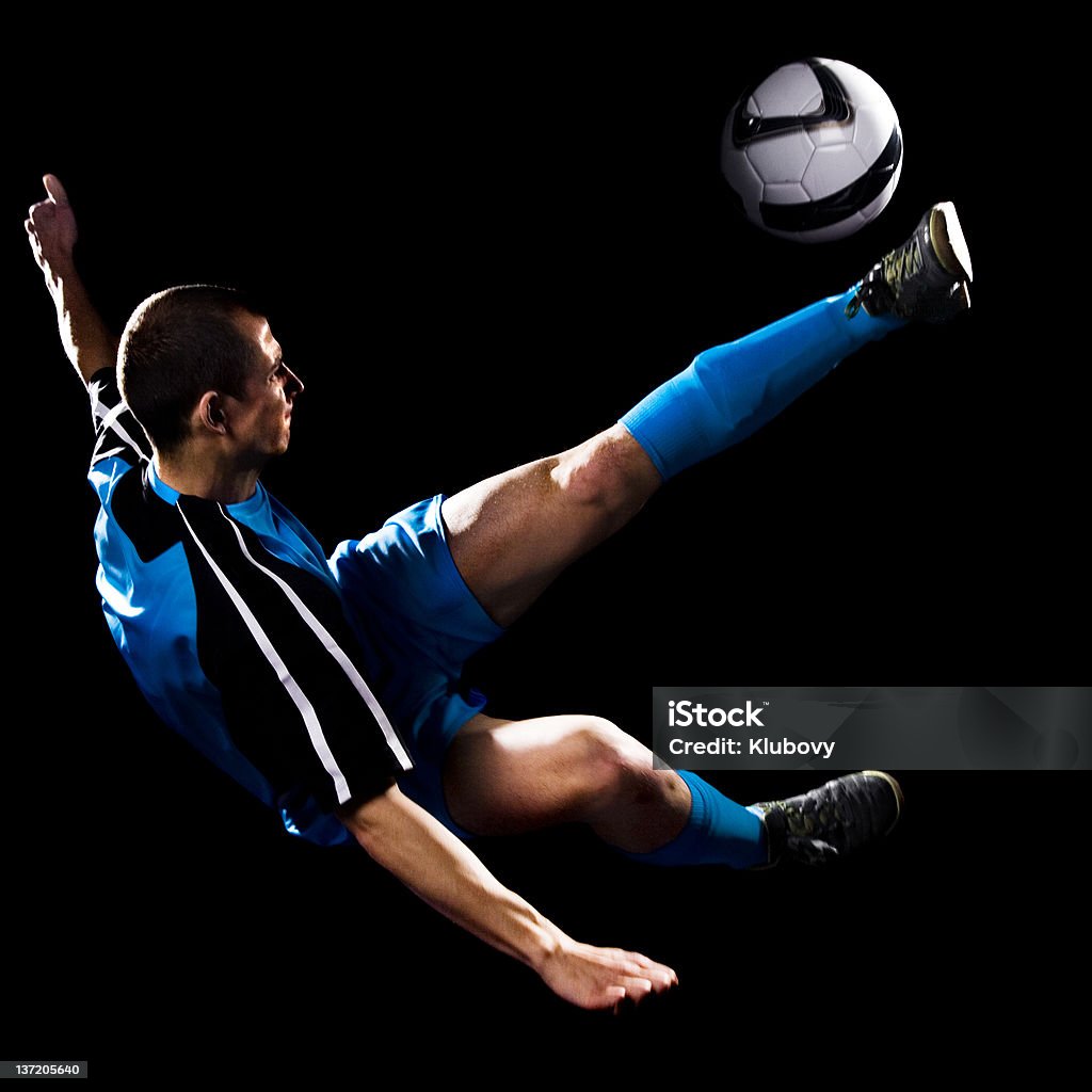 Joven caucásico, de sexo masculino que patada de fútbol - Foto de stock de Fútbol libre de derechos