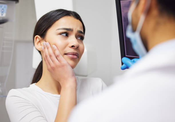 photo d’un dentiste discutant des résultats de la radiographie des dents d’un patient - dentist surgery dental hygiene using voice photos et images de collection