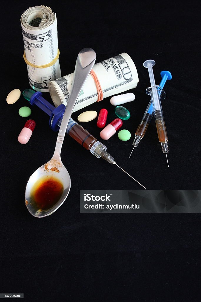人のヘロイン常用者が吹き抜け依存症 - エクスタシーの錠剤のロイヤリティフリーストックフォト