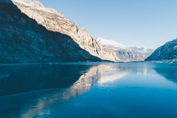 vista aérea de la hermosa laguna glaciar congelada en el tíbet, china - glacier himalayas frozen lake fotografías e imágenes de stock