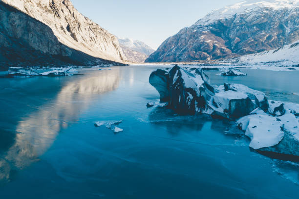 チベット、中国の美しい凍った氷河のラグーンの空中写真 - glacier himalayas frozen lake ストックフォトと画像