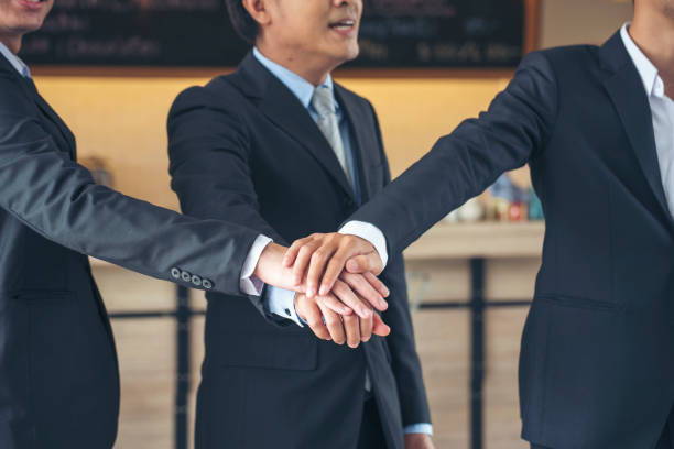 Group of diversity people fist bump holding hands together power of tag team. Teamwork Multiethnic people group working togetherness. Business people team holding hands successful. Business meeting grupo de diversidad personas golpeo de puño tomar la mano juntos poder de equipo de etiqueta. trabajo en equipo las personas multiétnicas se agrupan trabajando juntos. equipo de empresarios cogidos de la mano con éxito. reunión de negocios