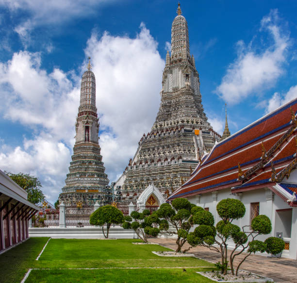 istock Landmark Wat Arun Buddhist Temple 1372070311
