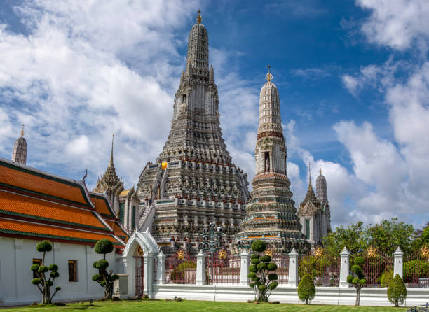 istock Landmark Wat Arun Buddhist Temple 1372070324