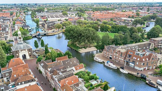 Vista aérea de la ciudad de Leiden desde arriba, típico horizonte de la ciudad holandesa con canales y casas, Holanda, Países Bajos photo