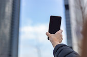 weibliche-hand-sucht-wi-fi-mit-handy-oder-macht-ein-foto-von-wolkenkratzern.jpg?b=1&s=170x170&k=20&c=22_-SaSGATAlIf6K73DRfWy4jboY3i10gWePGCEpEus=
