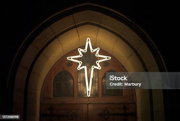 Foto de Estrela De Luz De Natal e mais fotos de stock de Arco - Característica arquitetônica - Arco - Característica arquitetônica, Decoração de Natal, Espiritualidade