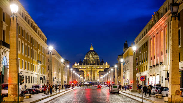 idylliczny wieczorny widok na via della conciliazione i bazylikę św. piotra w samym sercu rzymu - cupola people rome lazio zdjęcia i obrazy z banku zdjęć