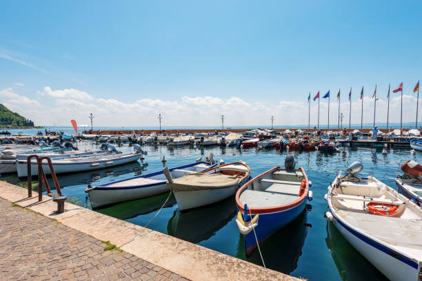 petit port du lac de garde avec de nombreux bateaux amarrés - ville de garde, province de vérone, vénétie, italie, europe. - moored nautical vessel people traveling famous place photos et images de collection