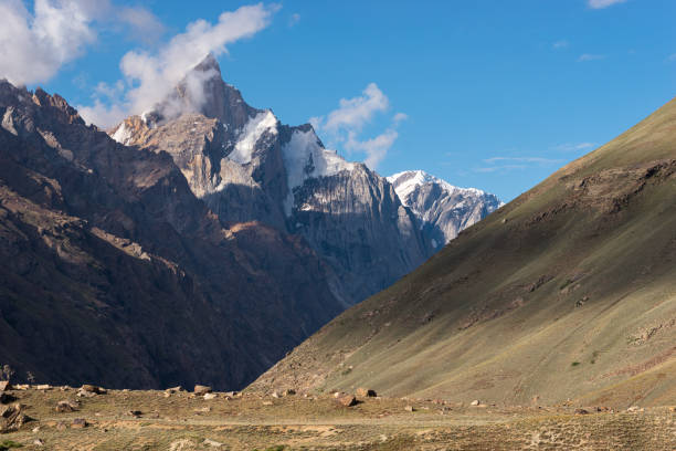 picco di montagna innevato coperto da nuvole nella valle di zanskar, catena montuosa dell'himalaya nella regione del ladakh, india settentrionale - kargil foto e immagini stock