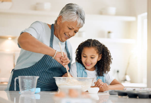 집에서 할머니와 함께 베이킹하는 어린 소녀의 샷 - grandmother cooking baking family 뉴스 사진 이미지