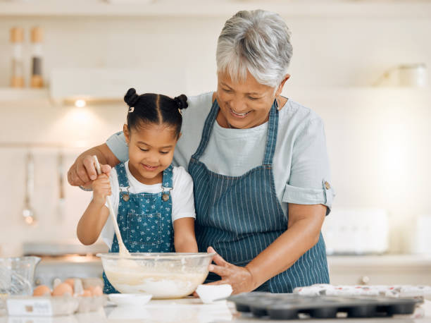 집에서 할머니와 함께 베이킹하는 어린 소녀의 샷 - grandmother senior adult family domestic kitchen 뉴스 사진 이미지