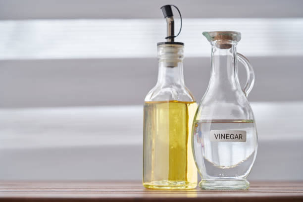 weißer essig und olivenöl auf holztischplatte - vinegar bottle herb white stock-fotos und bilder