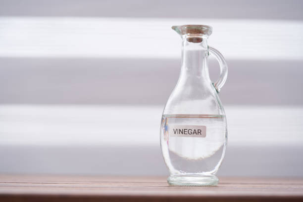 white vinegar on wood table top - vinegar stockfoto's en -beelden
