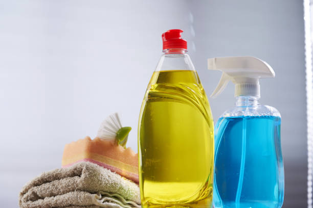 detergente di colore giallo e detergente per vetri blu - detersivo per i piatti foto e immagini stock