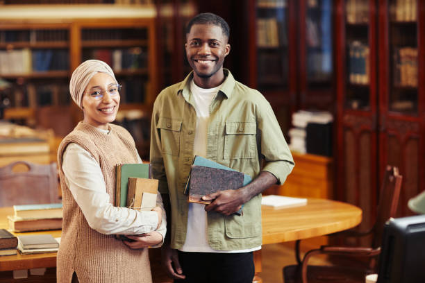 portret młodych ludzi w bibliotece - islam student women multi ethnic group zdjęcia i obrazy z banku zdjęć