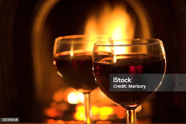 Vino Junto A La Chimenea Foto de stock y más banco de imágenes de Fuego - Fuego, Vino, Al lado de