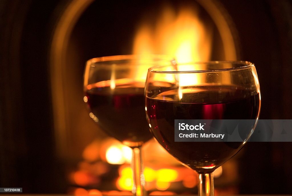 Vino accanto al caminetto - Foto stock royalty-free di Fuoco