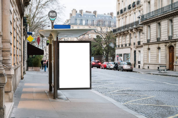 bushaltestelle mit leerer werbetafel - paris straße stock-fotos und bilder