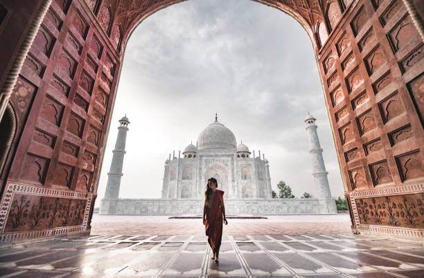 touriste en agra - inde - taj mahal photos et images de collection