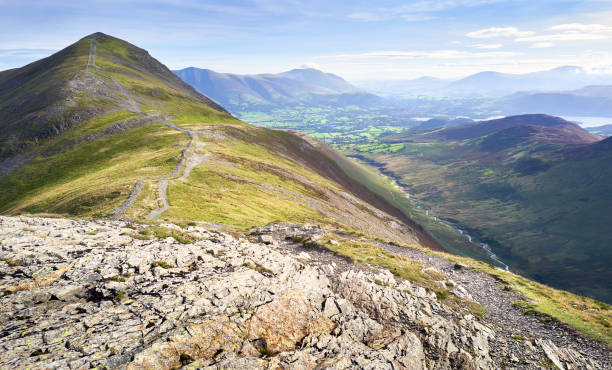 le sentier accidenté depuis le sommet de hobcarton avec grisedale pike au loin - beck photos et images de collection