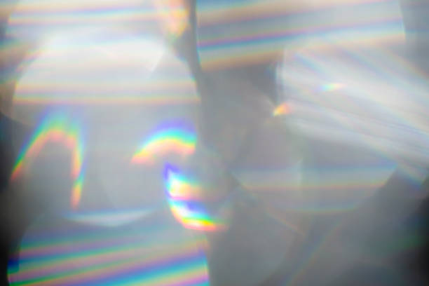 regenbogen-objektiv. optischer blendeffekt von objektivlinsen. defokussierte unschärfereflexion von regenbogen-sonnenstrahlen. - getreide fotos stock-fotos und bilder