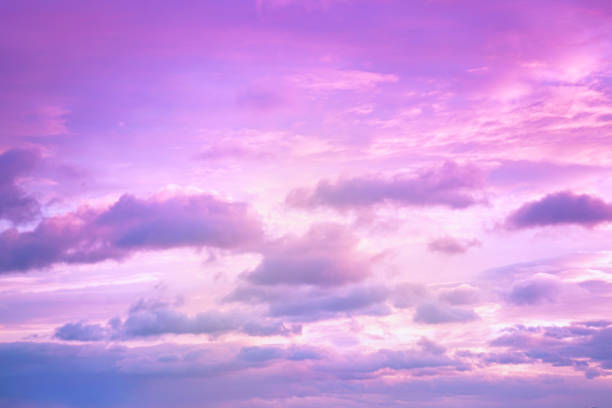 ciel rose violet avec des nuages. magnifique coucher de soleil. arrière-plan délicat - ciel romantique photos et images de collection