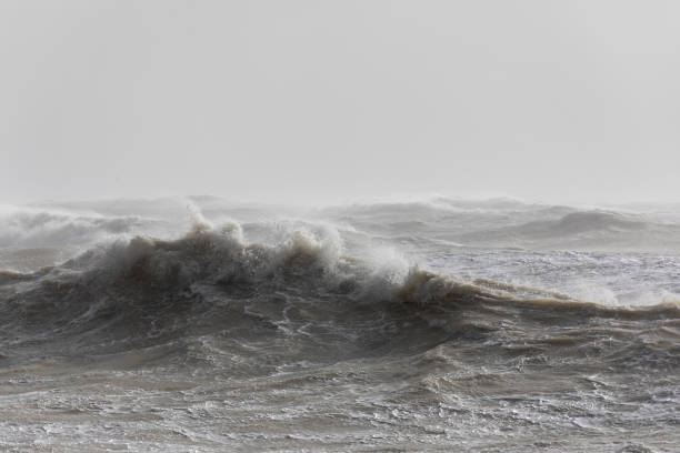 tempesta 'eunice' - seascape foto e immagini stock