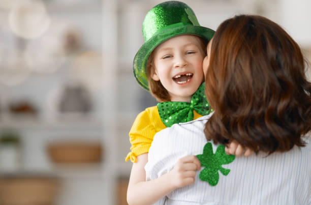семья празднует день святого патрика - традиционно ирландский стоковые фото и изображения