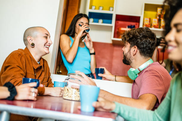 groupe de jeunes prenant le petit déjeuner au café-bar d’une auberge, amis parlant et s’amusant ensemble au salon, diverses personnes de la génération z au brunch en vacances - italian dessert audio photos et images de collection