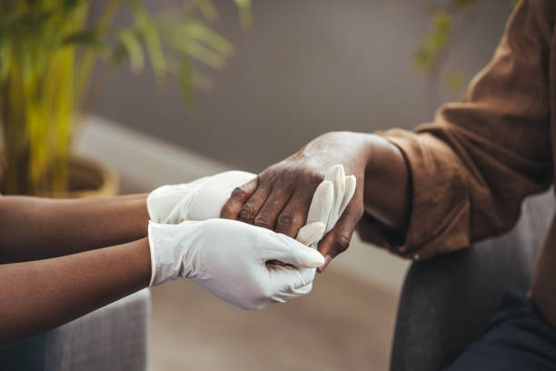 돌보는 간호사 또는 의사가 노인의 손을 잡고 돌보는 사진. - african ethnicity female nurse heterosexual couple healthcare and medicine 뉴스 사진 이미지