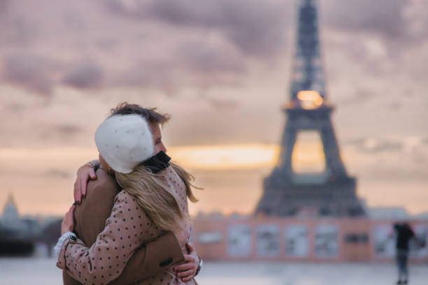 パリのエッフェル塔の前で抱き合うクローズアップの若いカップル - boyfriend affectionate front view side view ストックフォトと画像