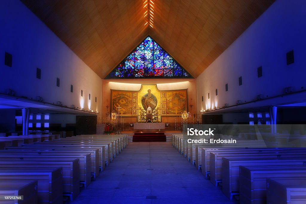 Iglesia con imagen de jesús y vitreaux - Foto de stock de Arquitectura libre de derechos